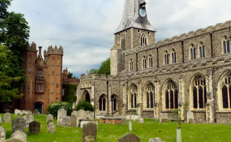 6679556282d08b38036e7f76_Hadleigh_S1
